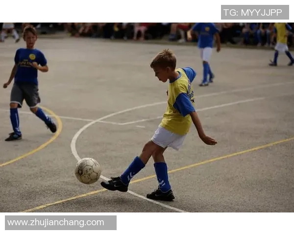 足球明星与他们心爱的犬类伙伴揭秘，谁是他们的忠实陪伴者